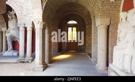 Tür in Bori Castle Garden - Szekesfehervar, Ungarn - Dolly shot Stockfoto