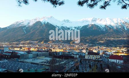 Blick auf die Stadt Innsbruck. Vom Stadion des Sprungschanzenturms und der Strecke. Stockfoto