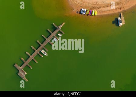 Luftaufnahme des Hafens und des Marine Clubs mit Booten und Kajaks im Sau-Stausee während der Sommertrockenheit von 2022 Osona, Barcelona, Katalonien Spanien Stockfoto