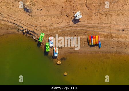 Luftaufnahme des Hafens und des Marine Clubs mit Booten und Kajaks im Sau-Stausee während der Sommertrockenheit von 2022 Osona, Barcelona, Katalonien, Spanien Stockfoto