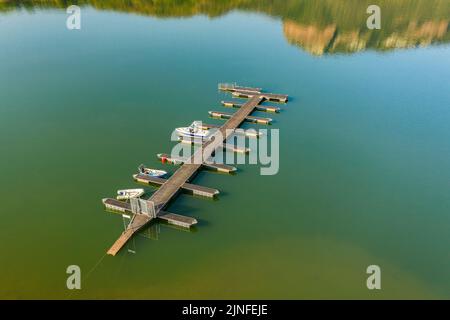 Luftaufnahme des Hafens und des Marine Clubs mit Booten und Kajaks im Sau-Stausee während der Sommertrockenheit von 2022 Osona, Barcelona, Katalonien Spanien Stockfoto