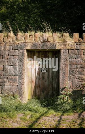 Eine tradiotionelle Steinmauer auf dem Land, die den Zugang zu privaten Wäldern in Lancashire verhindert Stockfoto