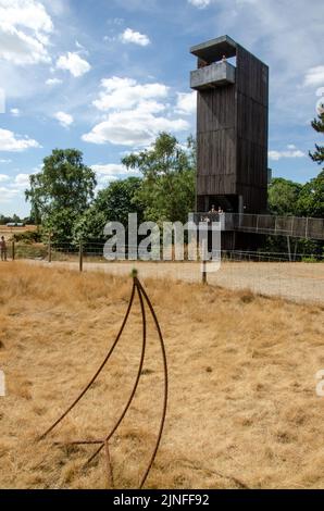 Aussichtsturm mit Blick auf die Grabkammern von Sutton Hoo und im Vordergrund der Position des vergrabenen Schiffes. Suffolk England, Großbritannien Stockfoto