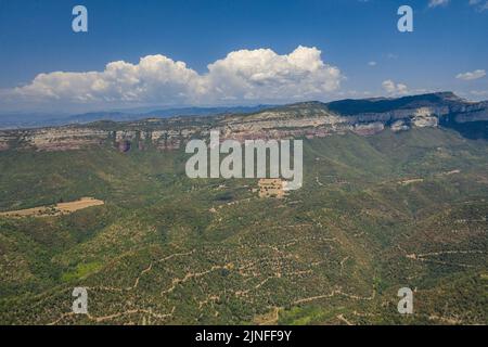 Luftaufnahme der Klippen von Tavertet, in der Collsacabra, von oben gesehen vom Susqueda Stausee (La Selva, Girona, Katalonien, Spanien) Stockfoto