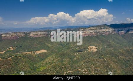 Luftaufnahme der Klippen von Tavertet, in der Collsacabra, von oben gesehen vom Susqueda Stausee (La Selva, Girona, Katalonien, Spanien) Stockfoto