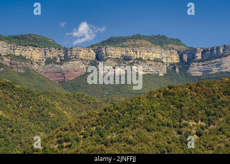 Klippen von Tavertet, in der Region Collsacabra, vom Stausee Susqueda aus gesehen (La Selva, Girona, Katalonien, Spanien) ESP: Acantilados de Tavertet Stockfoto