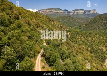 Klippen von Tavertet, in der Region Collsacabra, vom Stausee Susqueda aus gesehen (La Selva, Girona, Katalonien, Spanien) ESP: Acantilados de Tavertet Stockfoto