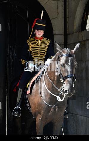 London, Großbritannien. 11. August 2022. London, Großbritannien. Die berittenen Posten der Königstruppe Horse Artillery kämpften mit der Hitze, als die Temperaturen im Zentrum Londons 33 Grad erreichten. Parade Der Pferdewächter, Whitehall. Kredit: michael melia/Alamy Live Nachrichten Stockfoto