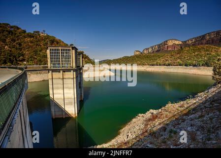 Staudamm des Stausees Sau am Fluss Ter, während der Sommertrockenheit von 2022 (Osona, Barcelona, Katalonien, Spanien) ESP: Represa del embalse de Sau Stockfoto