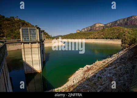 Staudamm des Stausees Sau am Fluss Ter, während der Sommertrockenheit von 2022 (Osona, Barcelona, Katalonien, Spanien) ESP: Represa del embalse de Sau Stockfoto
