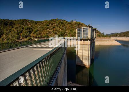 Staudamm des Stausees Sau am Fluss Ter, während der Sommertrockenheit von 2022 (Osona, Barcelona, Katalonien, Spanien) ESP: Represa del embalse de Sau Stockfoto
