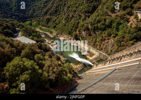 Staudamm des Stausees Sau am Fluss Ter, während der Sommertrockenheit von 2022 (Osona, Barcelona, Katalonien, Spanien) ESP: Represa del embalse de Sau Stockfoto