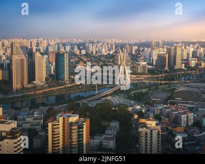 Luftaufnahme der Brücke Octavio FRIAS de Oliveira (Ponte Estaiada) über den Fluss Pinheiros bei Sonnenuntergang - Sao Paulo, Brasilien Stockfoto