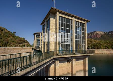 Staudamm des Stausees Sau am Fluss Ter, während der Sommertrockenheit von 2022 (Osona, Barcelona, Katalonien, Spanien) ESP: Represa del embalse de Sau Stockfoto