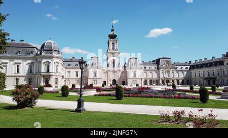 Berühmter Festetics Palast. Die Stadt Keszthely befindet sich im Landkreis Zala am Plattensee. - Keszthely, Ungarn - 4K Stockfoto