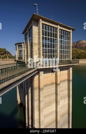 Staudamm des Stausees Sau am Fluss Ter, während der Sommertrockenheit von 2022 (Osona, Barcelona, Katalonien, Spanien) ESP: Represa del embalse de Sau Stockfoto