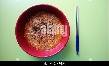 Indonesische Spezial-Instantnudeln mit gebratenen Zwiebeln und Nori Stockfoto