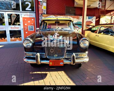 Old Siam Di Tella Riley 1500 vor 1959 - 1967 in the Street. Traditionelles schwarz-gelbes Taxi in Buenos Aires. Vorderansicht. Oldtimer-Show. Stockfoto