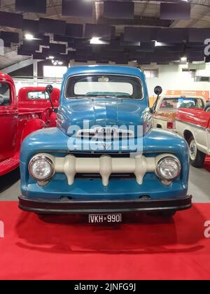 Alter blauer 1951 Ford F 1 V8 Utility Pickup LKW auf einem roten Teppich. Vorderansicht. Kühlergrill. Ausstellungshalle. Oldtimer-Show. Stockfoto