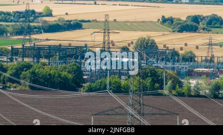 Generisches Bild vom August 10. zeigt Strommasten in Cambridgeshire, während die Stromkrise anzieht, fast ein Viertel der Haushalte bereits £206 mit weiteren Preissteigerungen im Herbst. Stockfoto