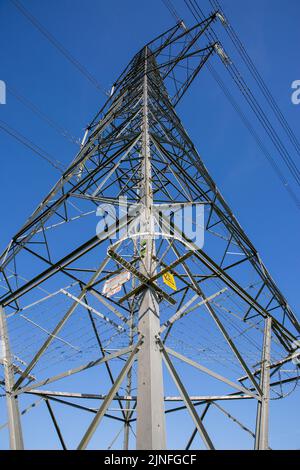 Generisches Bild vom August 10. zeigt Strommasten in Cambridgeshire, während die Stromkrise anzieht, fast ein Viertel der Haushalte bereits £206 mit weiteren Preissteigerungen im Herbst. Stockfoto