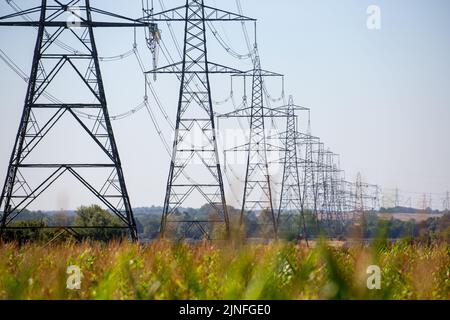 Generisches Bild vom August 10. zeigt Strommasten in Cambridgeshire, während die Stromkrise anzieht, fast ein Viertel der Haushalte bereits £206 mit weiteren Preissteigerungen im Herbst. Stockfoto