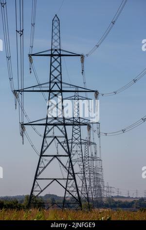 Generisches Bild vom August 10. zeigt Strommasten in Cambridgeshire, während die Stromkrise anzieht, fast ein Viertel der Haushalte bereits £206 mit weiteren Preissteigerungen im Herbst. Stockfoto