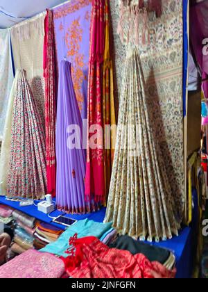 Lebendige, bunte, helle indische traditionelle Sarees, die die traditionelle Damenmode in Indien sind, werden an den Straßenständen von Gangtok in Sik verkauft Stockfoto