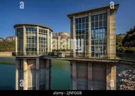 Staudamm des Stausees Sau am Fluss Ter, während der Sommertrockenheit von 2022 (Osona, Barcelona, Katalonien, Spanien) ESP: Represa del embalse de Sau Stockfoto