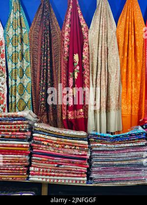 Lebendige, bunte, helle indische traditionelle Sarees, die die traditionelle Damenmode in Indien sind, werden an den Straßenständen von Gangtok in Sik verkauft Stockfoto