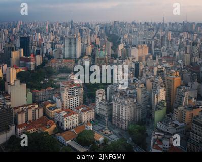 Luftaufnahme des historischen Stadtzentrums von Sao Paulo mit Kathedrale SE und Pateo do Collegio - Sao Paulo, Brasilien Stockfoto