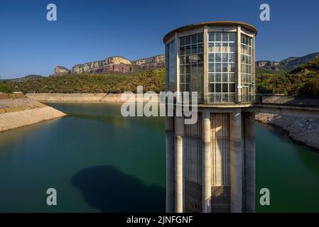 Staudamm des Stausees Sau am Fluss Ter, während der Sommertrockenheit von 2022 (Osona, Barcelona, Katalonien, Spanien) ESP: Represa del embalse de Sau Stockfoto