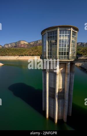 Staudamm des Stausees Sau am Fluss Ter, während der Sommertrockenheit von 2022 (Osona, Barcelona, Katalonien, Spanien) ESP: Represa del embalse de Sau Stockfoto