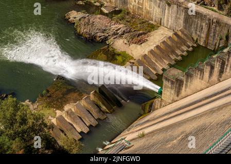 Staudamm des Stausees Sau am Fluss Ter, während der Sommertrockenheit von 2022 (Osona, Barcelona, Katalonien, Spanien) ESP: Represa del embalse de Sau Stockfoto