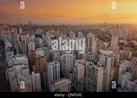 Luftaufnahme des Viertels Santa Cecilia bei Sonnenuntergang - Sao Paulo, Brasilien Stockfoto