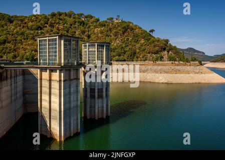 Staudamm des Stausees Sau am Fluss Ter, während der Sommertrockenheit von 2022 (Osona, Barcelona, Katalonien, Spanien) ESP: Represa del embalse de Sau Stockfoto