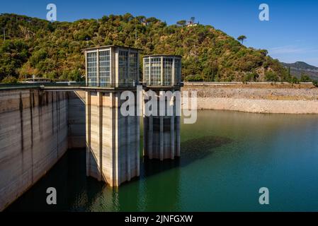 Staudamm des Stausees Sau am Fluss Ter, während der Sommertrockenheit von 2022 (Osona, Barcelona, Katalonien, Spanien) ESP: Represa del embalse de Sau Stockfoto