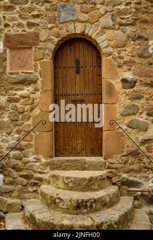 Detail eines Portals auf dem Stadtplatz von Osor, in Les Guilleries Mountains (La Selva, Gerona, Katalonien, Spanien) ESP: Alle de un Portal en Osor Stockfoto