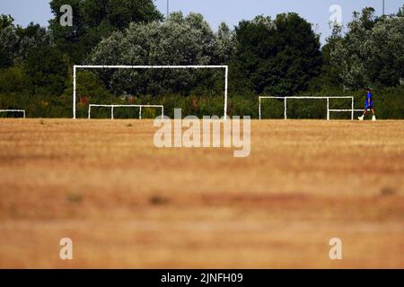 Ein allgemeiner Blick auf trockenes Gras auf den Fußballfeldern von Hackney Marshes. Das Met Office hat eine gelbe extreme Hitzewarnung herausgegeben, die am Donnerstag in Kraft trat und den Rest dieser Woche abdeckt. Sie umfasst einen Großteil der südlichen Hälfte Englands sowie Teile von Ostwales. Die PA-Nachrichtenagentur versteht, dass jedes Spiel in der EFL oder der Premier League, bei dem die Temperatur auf mindestens 30 Grad Celsius prognostiziert wird, eine Abkühlpause in der Mitte jeder Hälfte bieten wird, um Spielern, Trainern und Beamten die Möglichkeit zu geben, sich zu erwärmen und abzukühlen. Temperaturen in dem Bereich, der von der Hitzewarnung ar abgedeckt wird Stockfoto