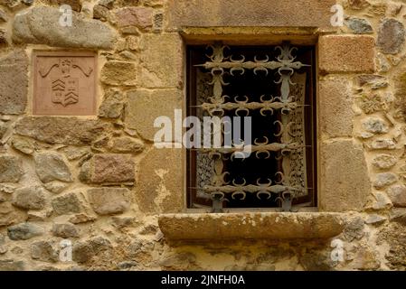 Detail eines Portals auf dem Stadtplatz von Osor, in Les Guilleries Mountains (La Selva, Gerona, Katalonien, Spanien) ESP: Alle de un Portal en Osor Stockfoto