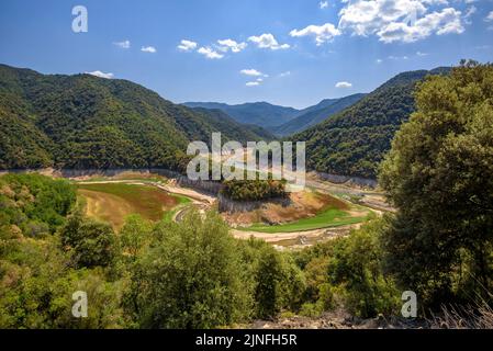 Trockenschwanzmäander des Susqueda-Stausees während der Sommertrockenheit von 2022 (La Selva, Girona, Katalonien, Spanien) ESP: Meandro del embalse de Susqueda Stockfoto