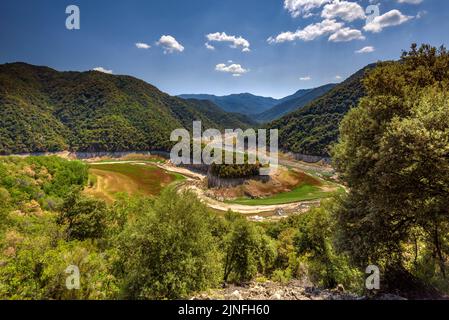 Trockenschwanzmäander des Susqueda-Stausees während der Sommertrockenheit von 2022 (La Selva, Girona, Katalonien, Spanien) ESP: Meandro del embalse de Susqueda Stockfoto