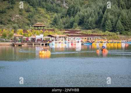 (220811) -- CHONGQING, 11. August 2022 (Xinhua) -- Touristen fahren in der landschaftlich schönen Gegend von Hongchiba im Bezirk Wuxi im südwestlichen chinesischen Chongqing mit Bootstouren, 10. August 2022. Aufgrund der reichen natürlichen Ressourcen und der malerischen Landschaft hat Wuxi County seine Anstrengungen zur Förderung des lokalen Tourismus ausgeweitet. (Xinhua/Huang Wei) Stockfoto