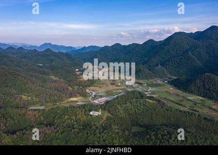 (220811) -- CHONGQING, 11. August 2022 (Xinhua) -- Luftfoto vom 10. August 2022 zeigt die malerische Gegend von Hongchiba im Bezirk Wuxi im südwestlichen Chongqing von China. Aufgrund der reichen natürlichen Ressourcen und der malerischen Landschaft hat Wuxi County seine Anstrengungen zur Förderung des lokalen Tourismus ausgeweitet. (Xinhua/Huang Wei) Stockfoto