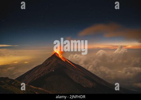 Eine Aufnahme, die nach Sonnenuntergang vom Volcan de Fuego gemacht wurde und einen großen Ausbruch machte Stockfoto