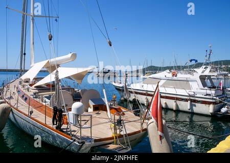 Schiffe im Segelhafen, Kavala, Mazedonien, Nordostgriechenland Stockfoto