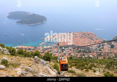 Zahlreiche Touristen kommen mit der Seilbahn auf den Srdj Hügel, wo sie am 11. August 2022 einen schönen Blick auf Dubrovnik, Kroatien, genießen. Stockfoto