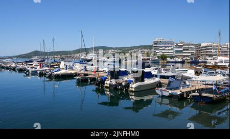 Schiffe im Segelhafen, Kavala, Mazedonien, Nordostgriechenland Stockfoto