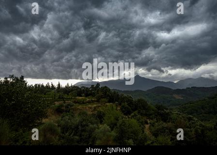 Sturmwolken über dem Berg Montseny, von Sant Hilari Sacalm aus gesehen (La Selva, Girona, Katalonien, Spanien) ESP: Nubes de tormenta sobre la monta Stockfoto