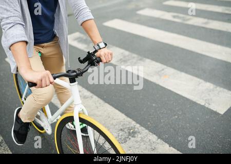 Zugeschnittenes Bild eines Fahrradfahrers auf einer Fußgängerüberfahrt Stockfoto